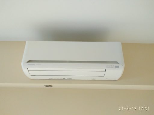 Aire acondicionado montado en la pared de color blanco.