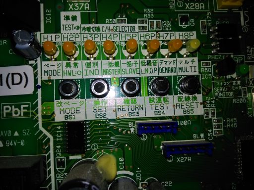 Placa de circuito impreso con componentes electrónicos y botones.